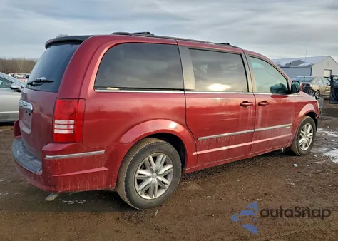2010 Chrysler Town & Country Touring z USA, uszkodzony, nr VIN 2A4RR5D15AR329890